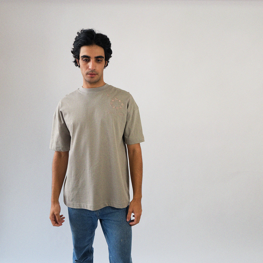Light grey straight-cut T-shirt with pink embroidered birds flying in a circle