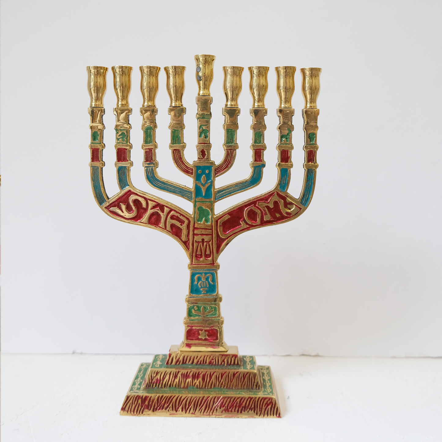 חנוכיה צבעונית | ציפוי אמאייל | גודל בינוני