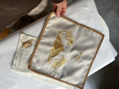 כיסוי מצות לשולחן החג | רקמת פירמידות ודקלים | זהב
