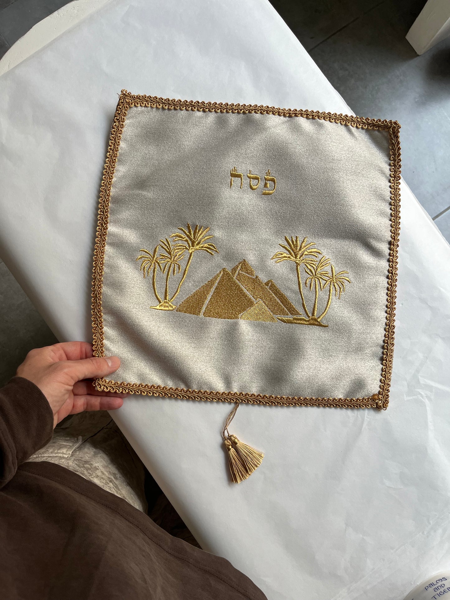 כיסוי מצות לשולחן החג | רקמת פירמידות ודקלים | זהב