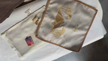 כיסוי מצות לשולחן החג | רקמת פירמידות ודקלים | זהב